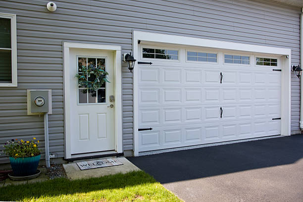 24/7 Emergency Garage Door Panel Replacement experts in Stony Point, MI